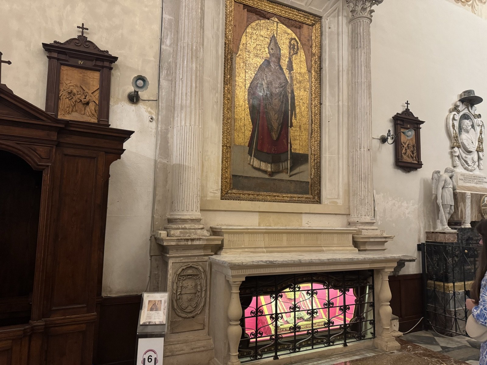 Altare laterale destro con la pala di San Marciano scuola antonelliana del XV secolo, vescovo in piedi su fondo dorato, urna reliquiaria sotto la mensa