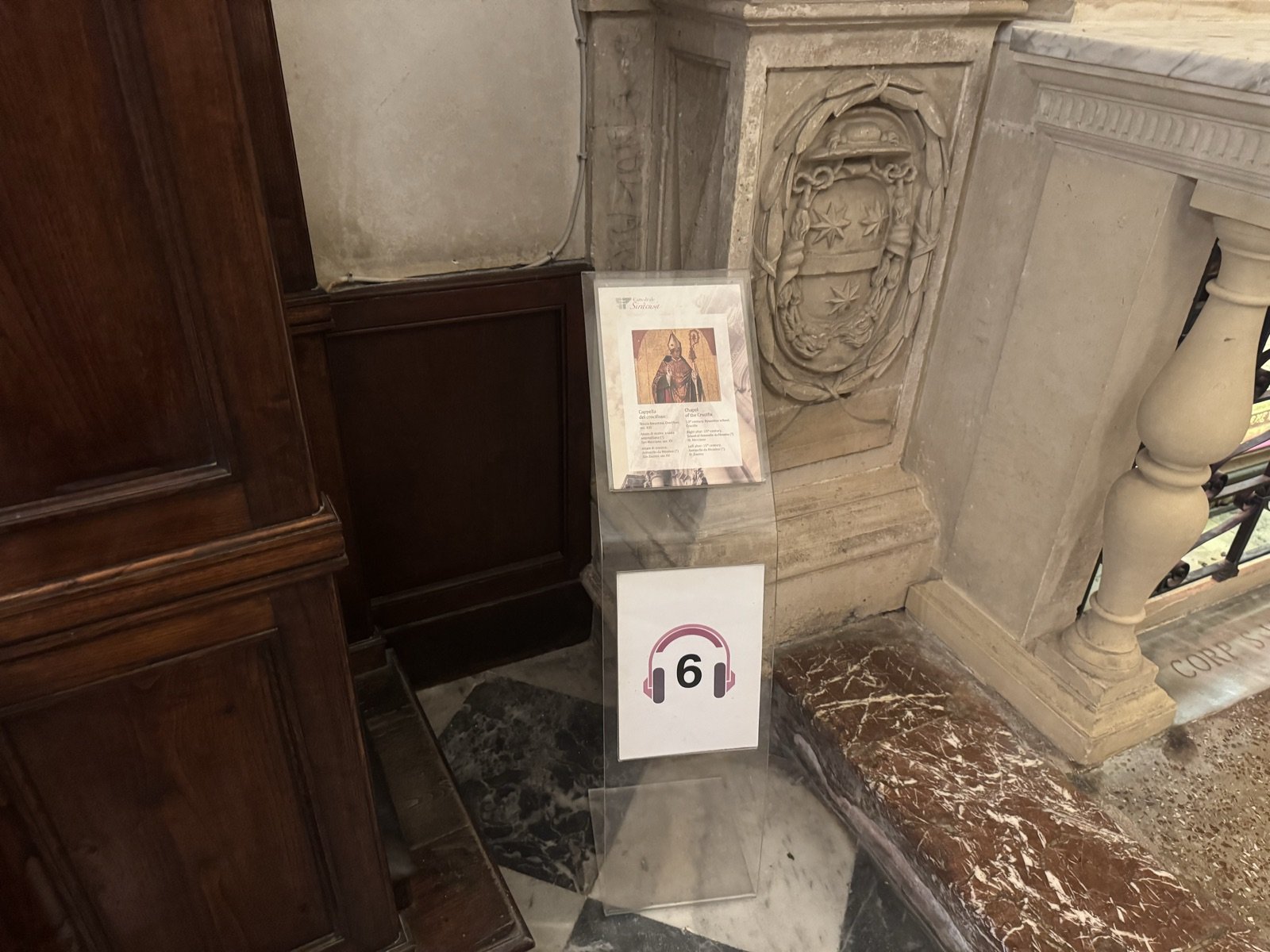 Postazione audioguida numero 6 della Cattedrale dedicata alla Cappella del Crocifisso