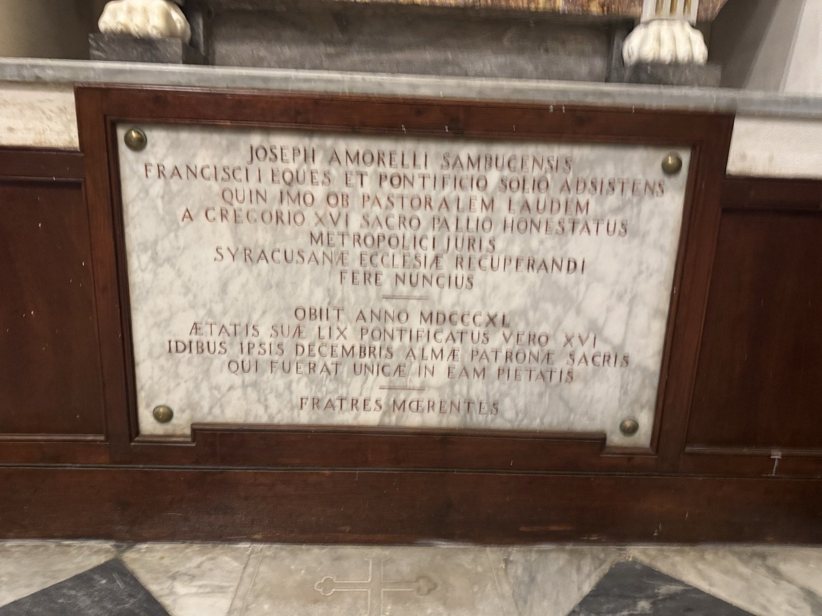 Epitaffio in marmo dell'arcivescovo Giuseppe Amorelli con dedica dei fratres moerentes