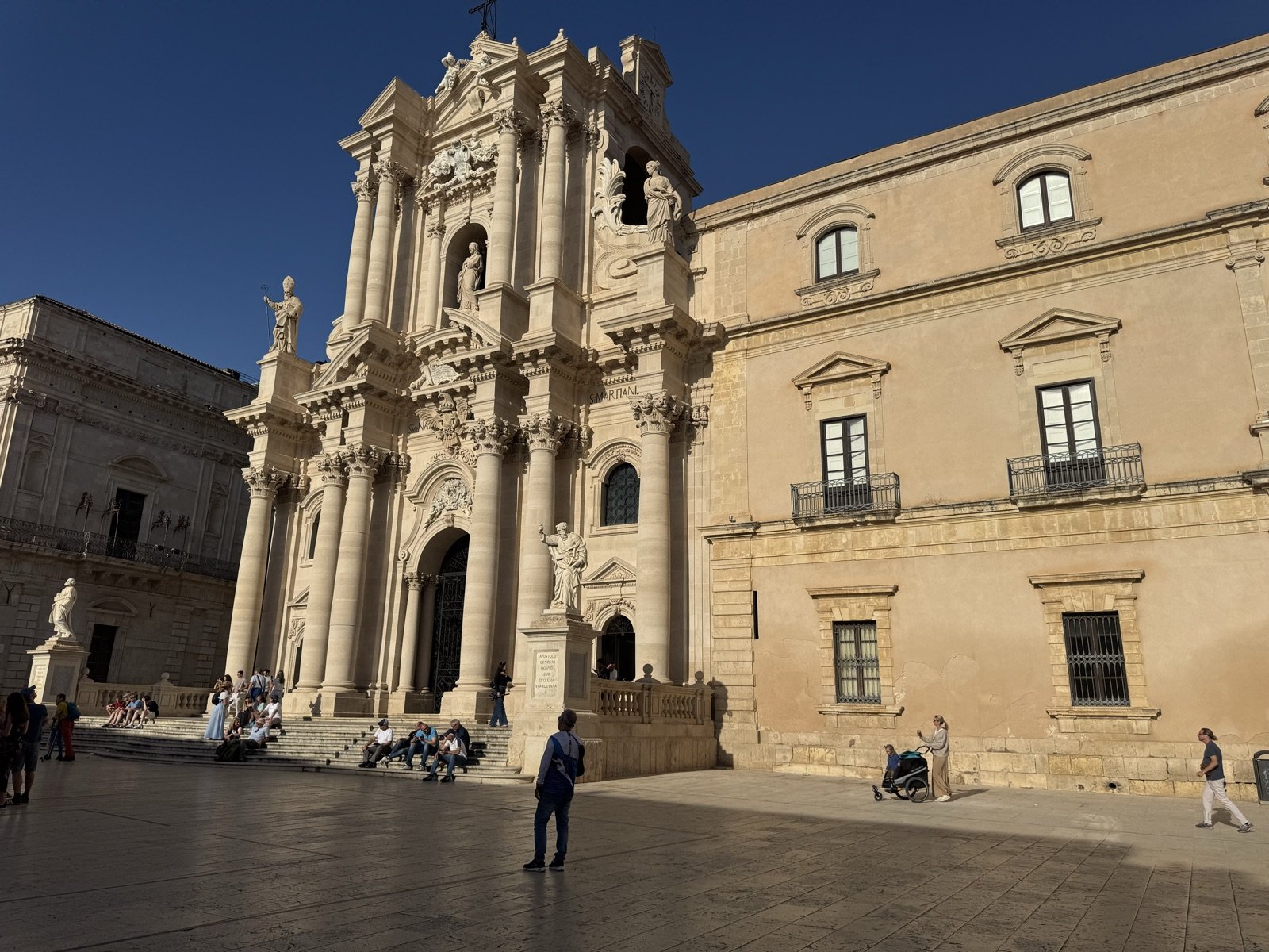 Facciata barocca settecentesca del Duomo di Siracusa progettata da Andrea Palma 1728-1753 in Piazza Duomo Ortigia