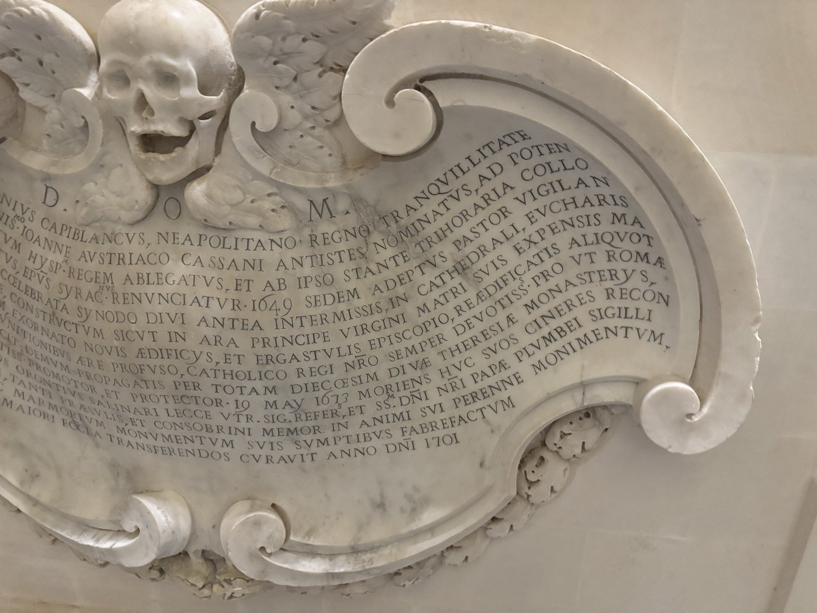 Iscrizione latina del monumento Capoblanco con teschio alato A.D. 1701