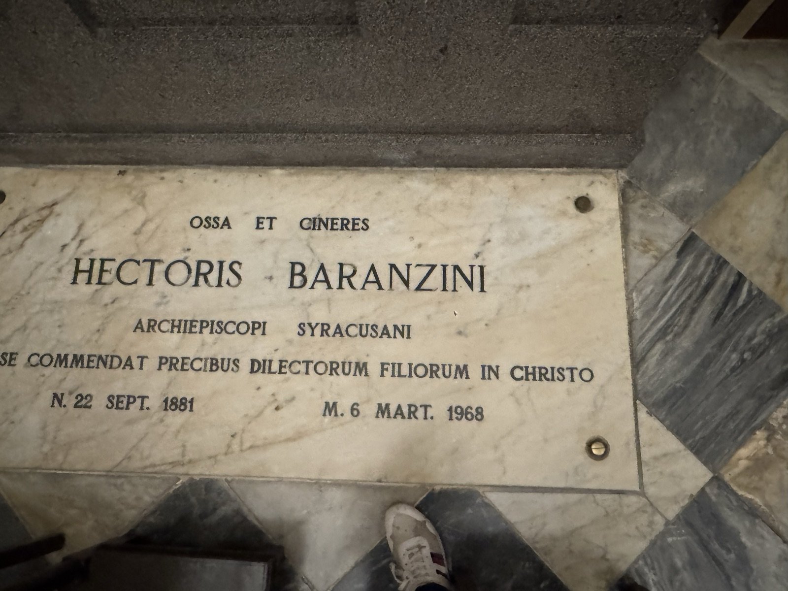 Lapide pavimentale dell'arcivescovo Ettore Baranzini con iscrizione latina OSSA ET CINERES