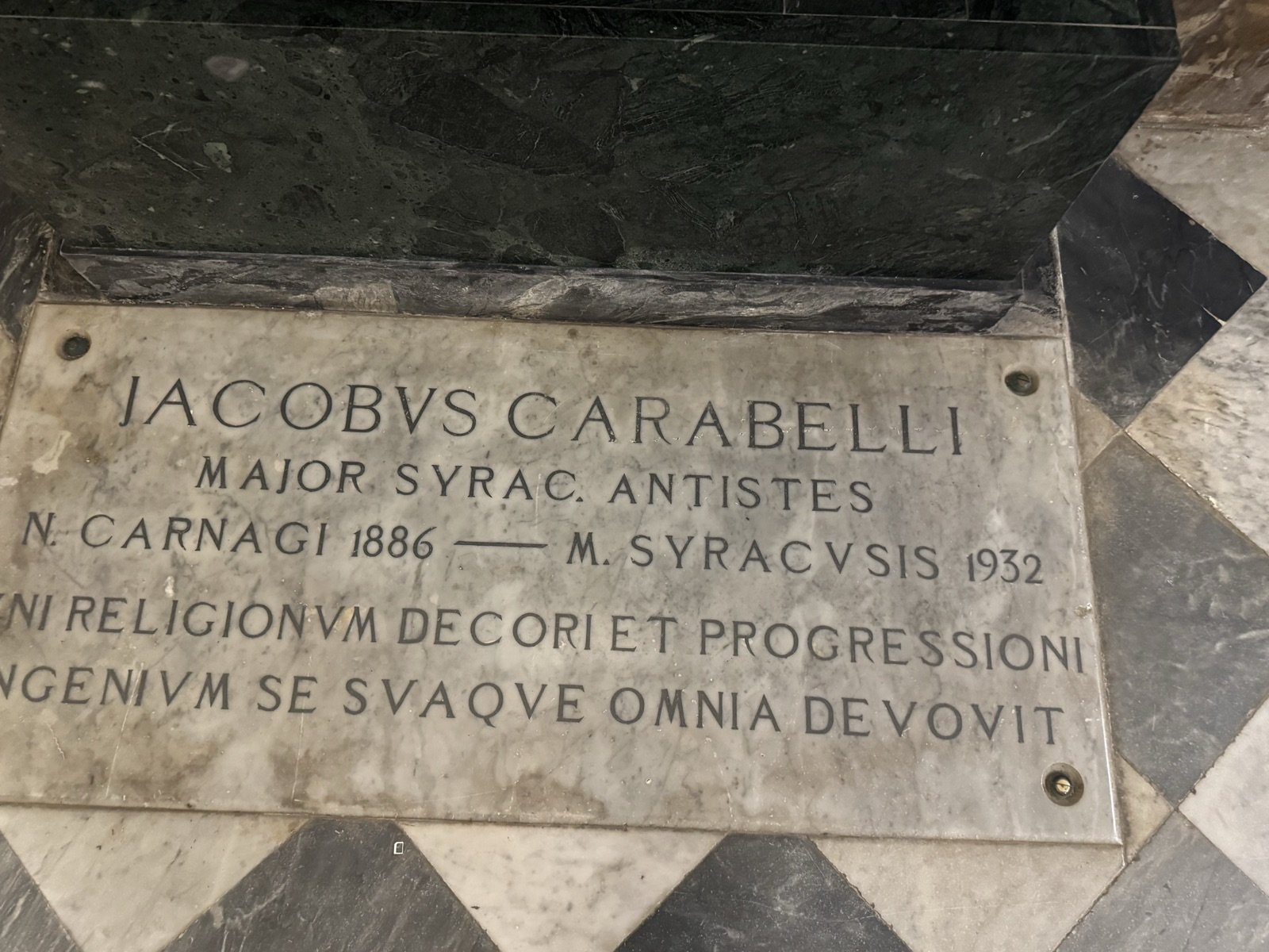 Lapide commemorativa dell'arcivescovo Giacomo Carabelli con iscrizione IACOBVS CARABELLI MAJOR SYRAC ANTISTES