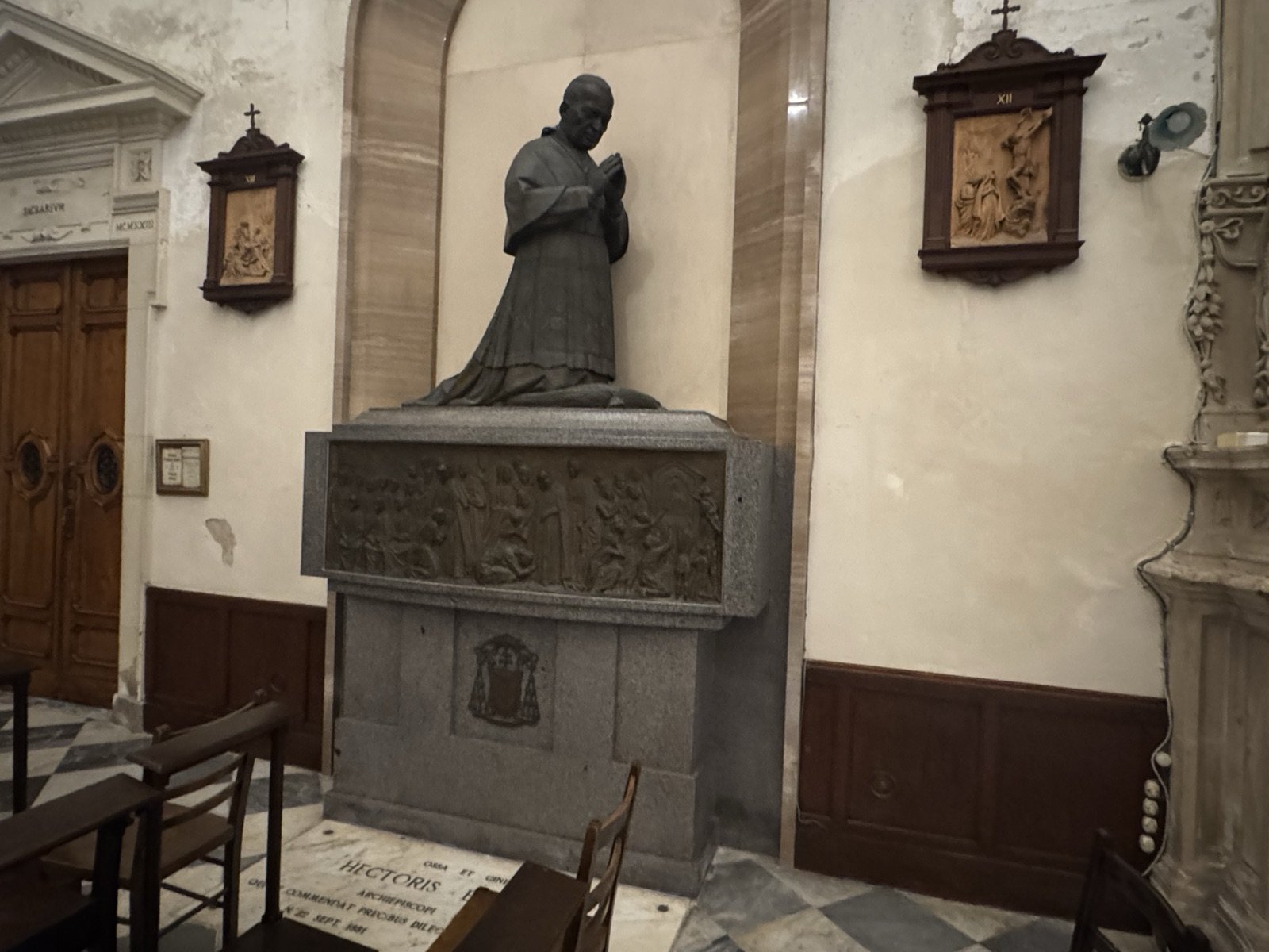 Monumento sepolcrale dell'arcivescovo Ettore Baranzini con statua bronzea inginocchiata in preghiera, sarcofago in marmo e granito