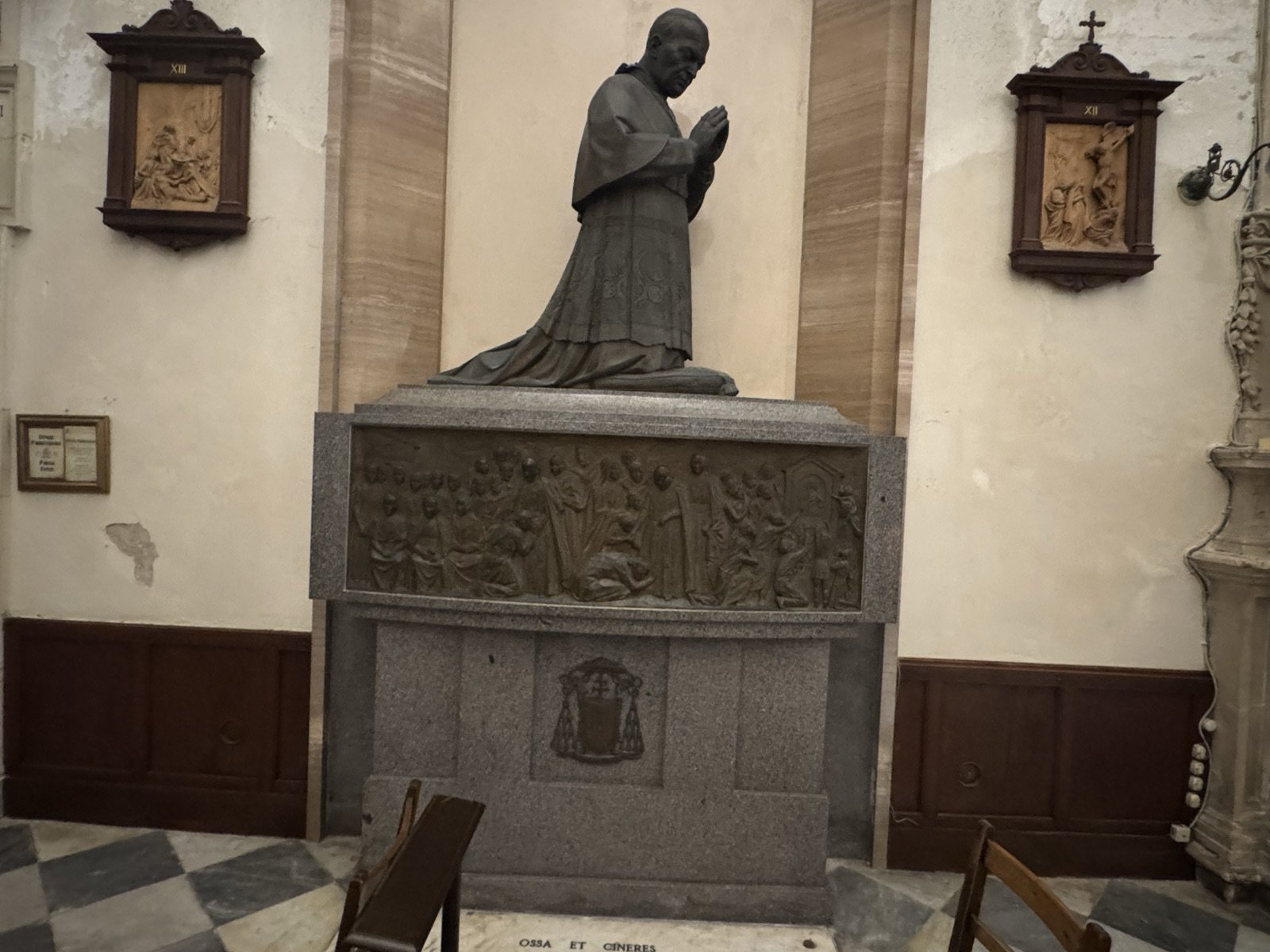 Vista frontale del monumento Baranzini con sarcofago in marmo e granito e bassorilievo bronzeo nella fronte