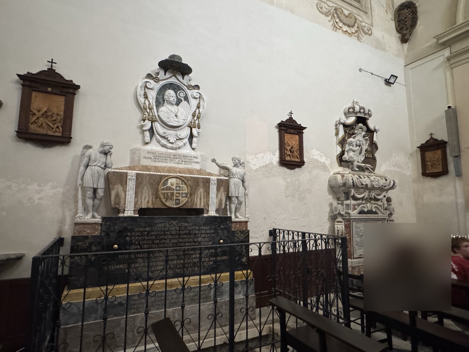 Vista d'insieme del monumento Capoblanco con due cariatidi marmoree di sostegno e recinto in ferro battuto