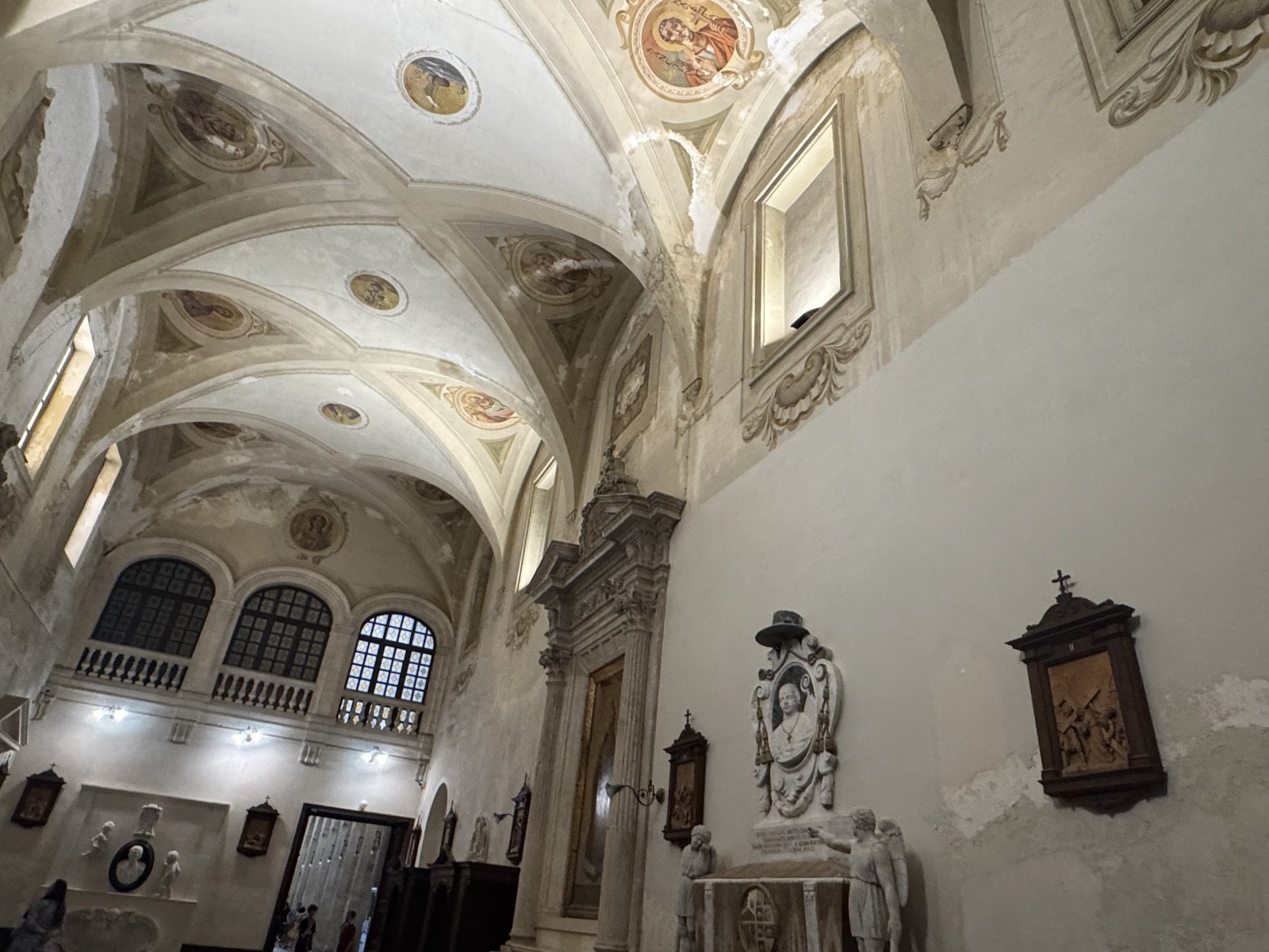 Vista d'insieme della Cappella del Crocifisso del Duomo di Siracusa con volta affrescata a clipei di santi del 1778, monumenti laterali e pavimento marmoreo a scacchiera del 1885