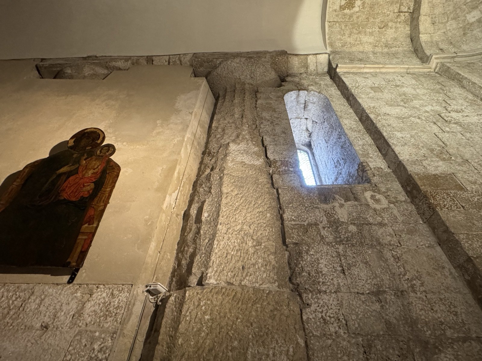 Frammento di affresco/icona bizantina superstite nella Cappella della Madonna della Neve del Duomo di Siracusa: Madonna in trono col Bambino, fondo dorato