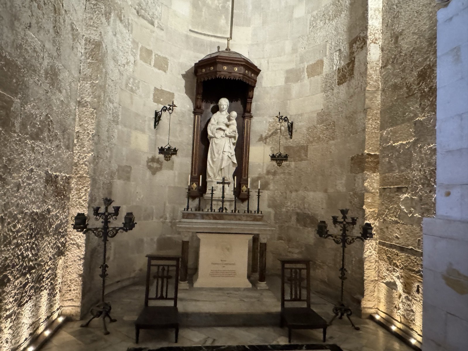 Vista frontale dell'altare della Cappella della Madonna della Neve del Duomo di Siracusa con statua di Antonello Gagini, baldacchino ligneo dorato, candelabri laterali in ferro battuto e lapide marmorea sulla mensa