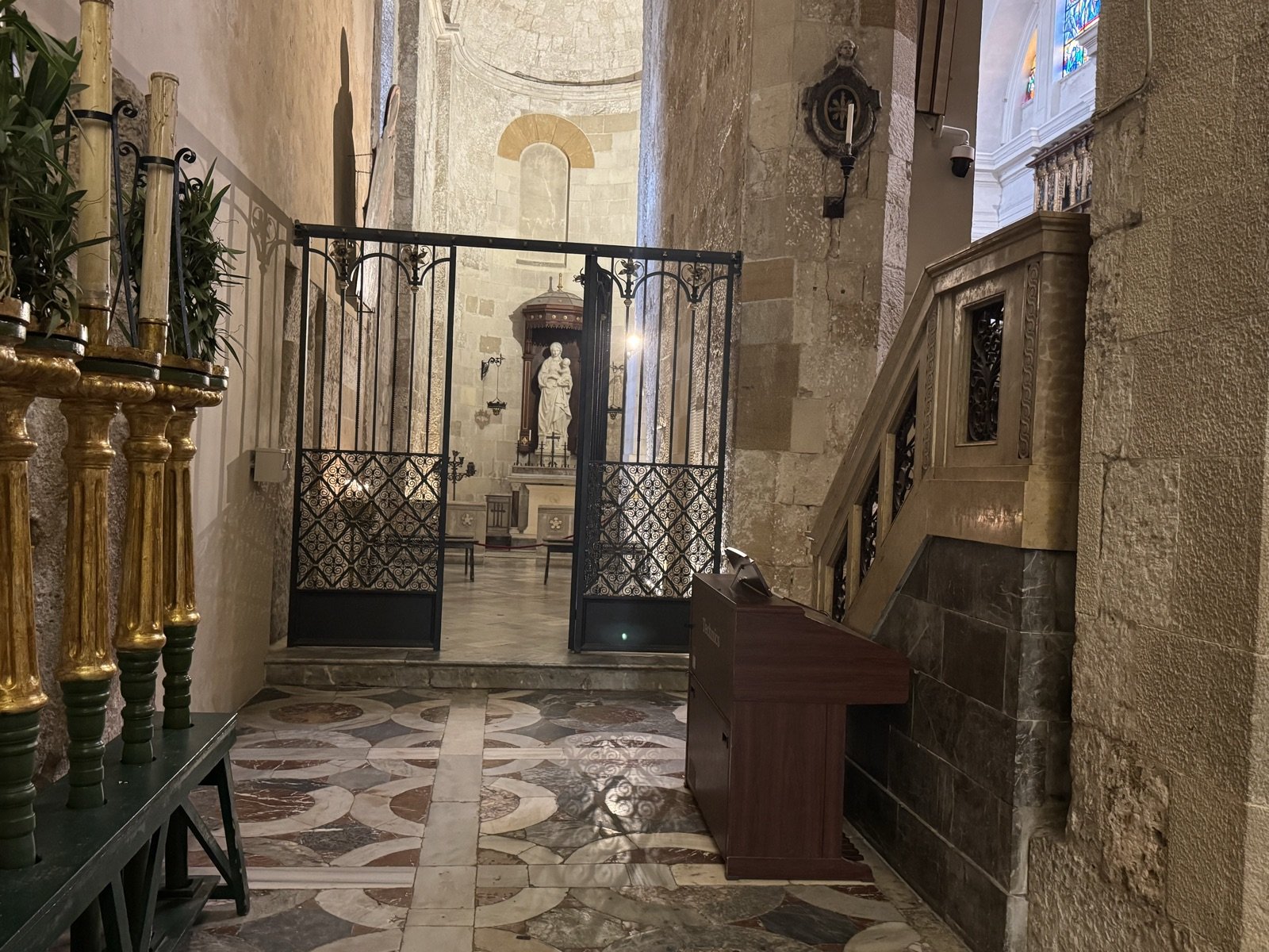 Cancellata in ferro battuto all'ingresso della Cappella della Madonna della Neve del Duomo di Siracusa, opera dei fratelli Paradiso 1928, candelabri dorati a sinistra