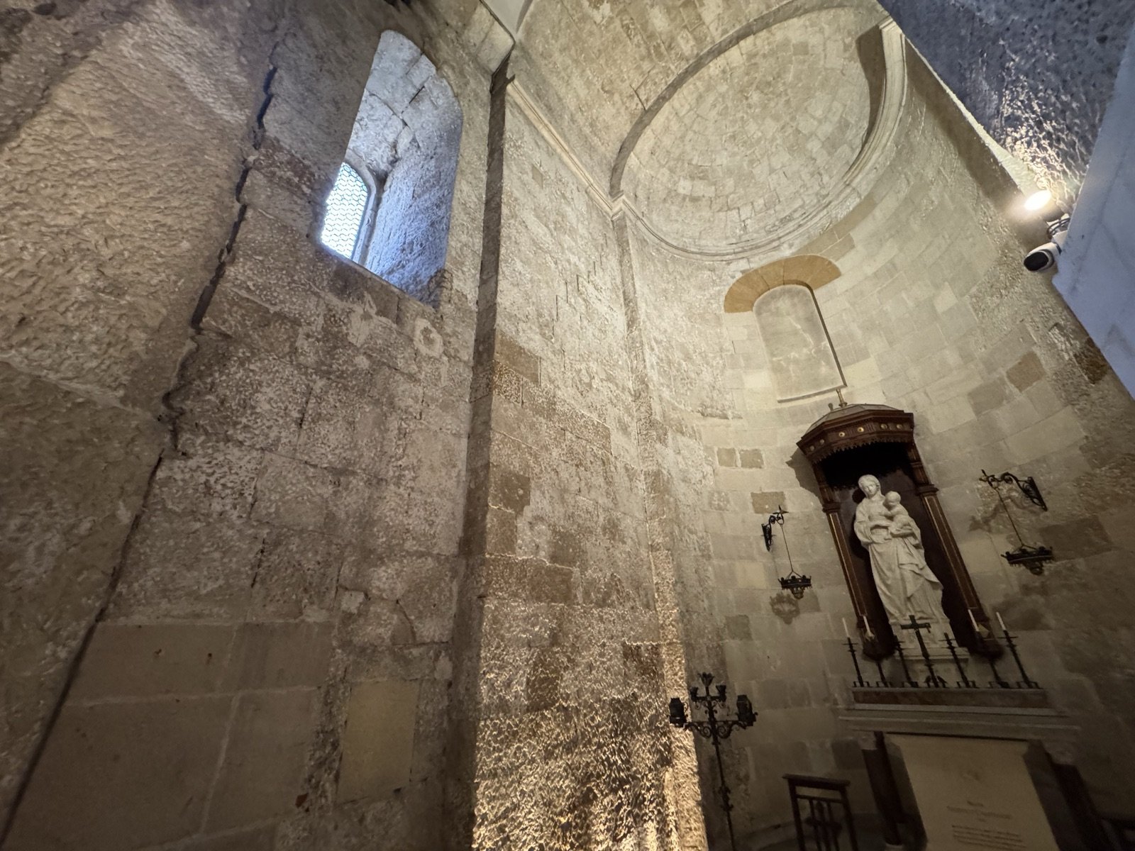 Pareti in conci di pietra a vista dell'apside bizantino-normanno del Duomo di Siracusa con finestra rinaperta nei restauri Bignami 1924-27