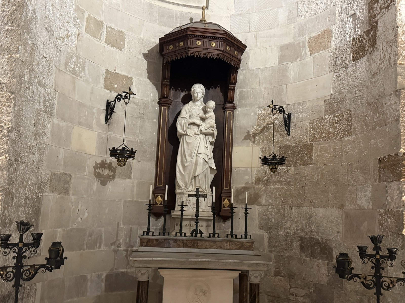 Statua marmorea della Madonna della Neve di Antonello Gagini (1512) sotto baldacchino ligneo dorato nella Cappella del Duomo di Siracusa