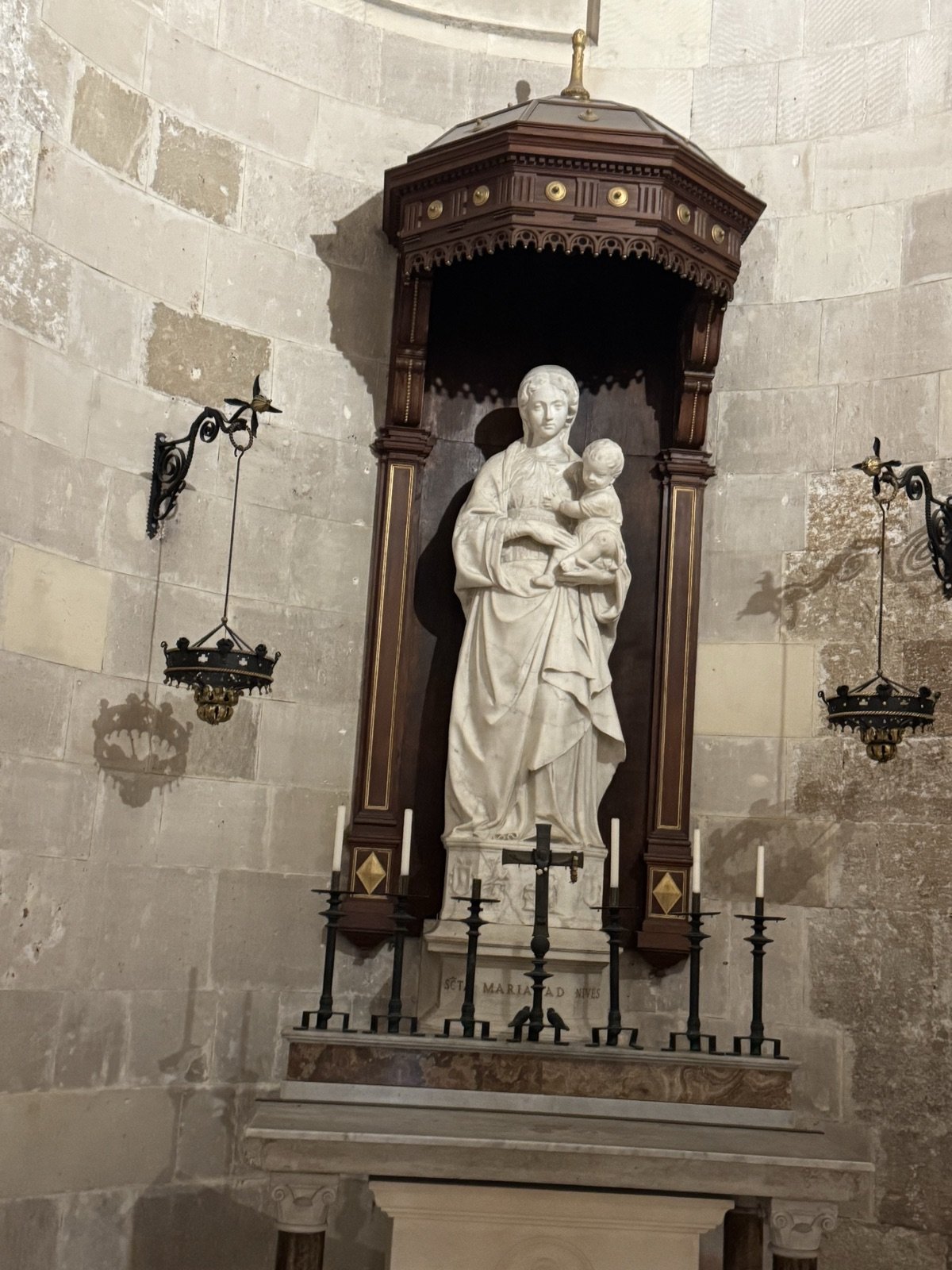 Vista completa della statua di Antonello Gagini con baldacchino e candelabri