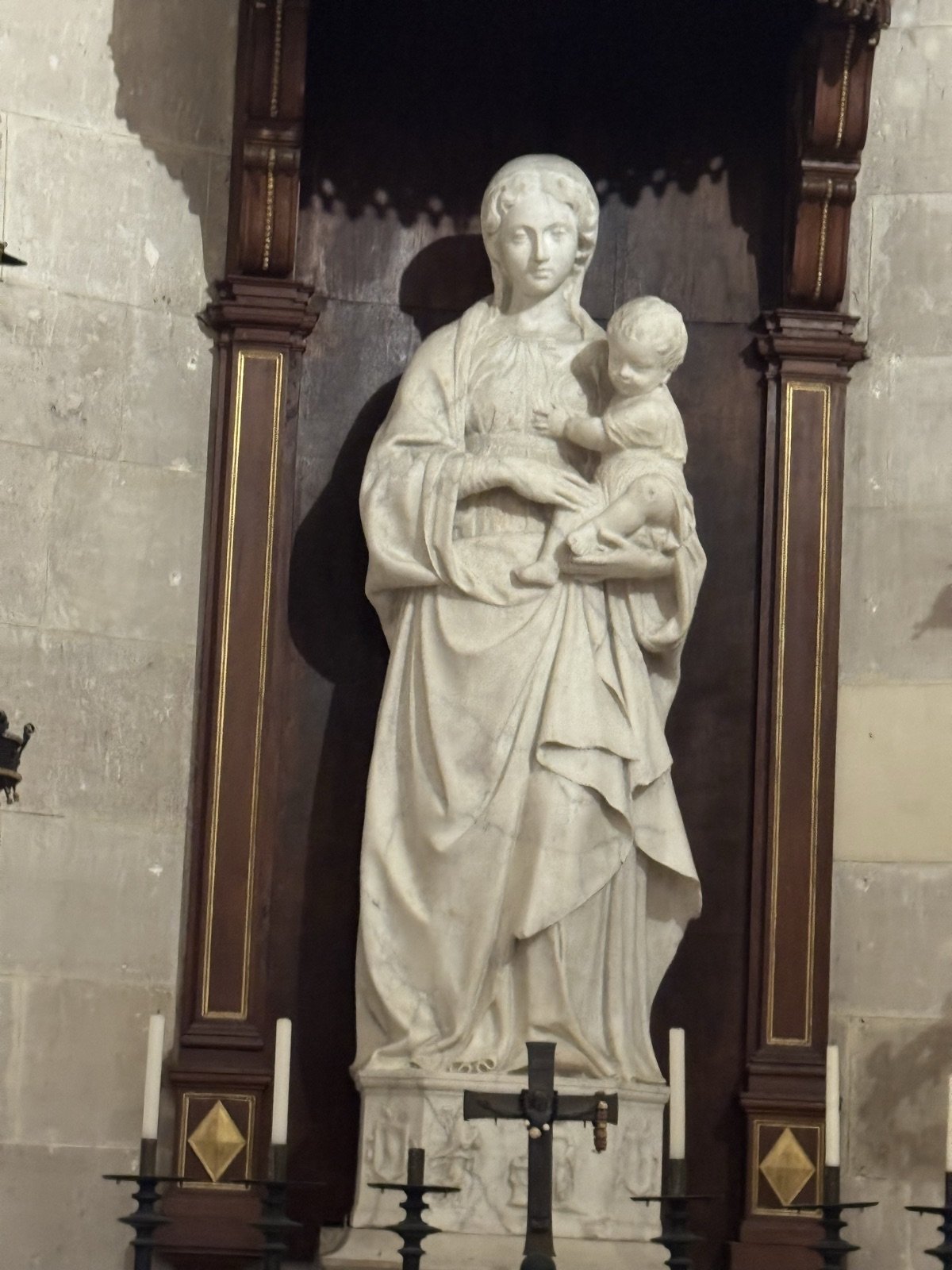 Dettaglio ravvicinato del volto della Madonna col Bambino nella statua di Antonello Gagini 1512 del Duomo di Siracusa: tratti rinascimentali del volto materno, panneggio della veste, gesto del Bambino, marmo bianco lavorato a tutto tondo