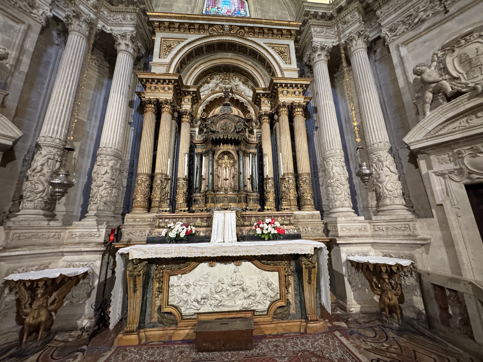 Vista frontale dell'altare maggiore della Cappella del Santissimo Sacramento del Duomo di Siracusa con il ciborio in legno dorato di Luigi Vanvitelli (1752) e il paliotto marmoreo dell'Ultima Cena di Filippo Della Valle (1762)