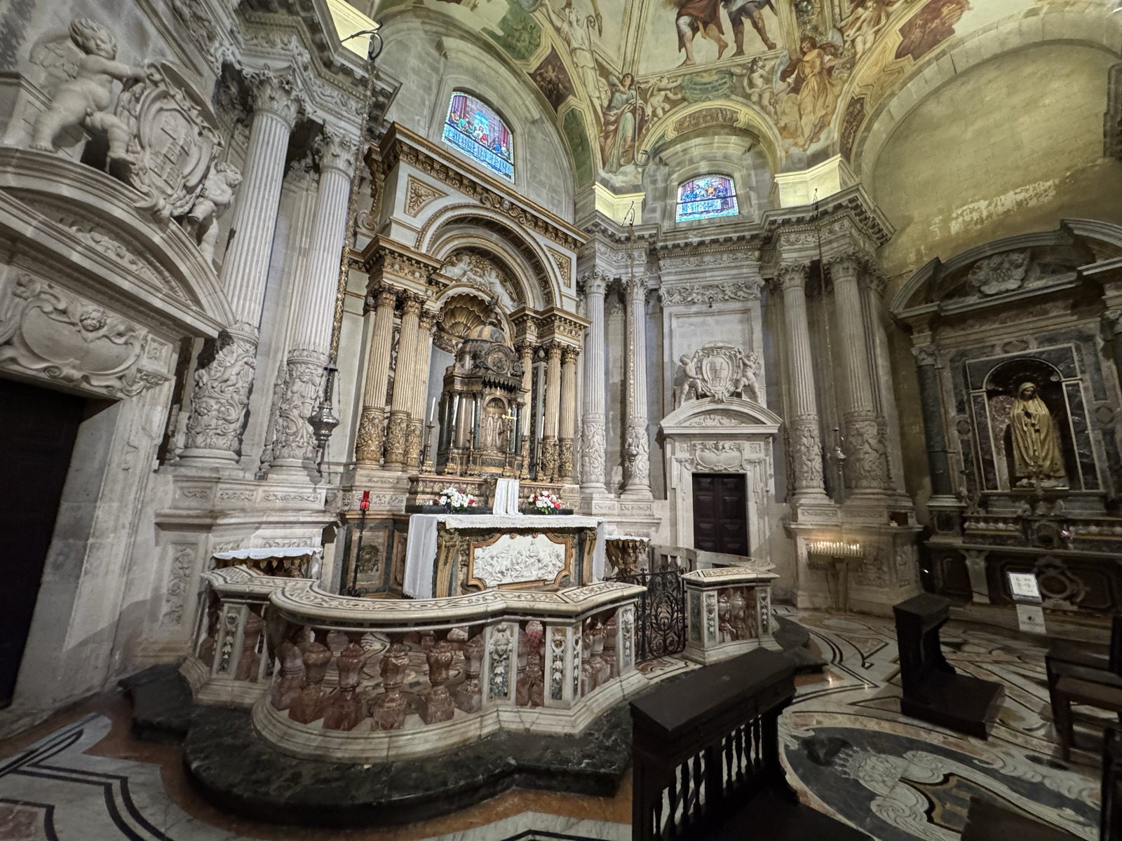 Balaustra marmorea della Cappella del Santissimo Sacramento del Duomo di Siracusa, opera congiunta di Ignazio Marabitti e Giovan Battista Marino del 1746-47, con intarsi policromi e medaglioni traforati