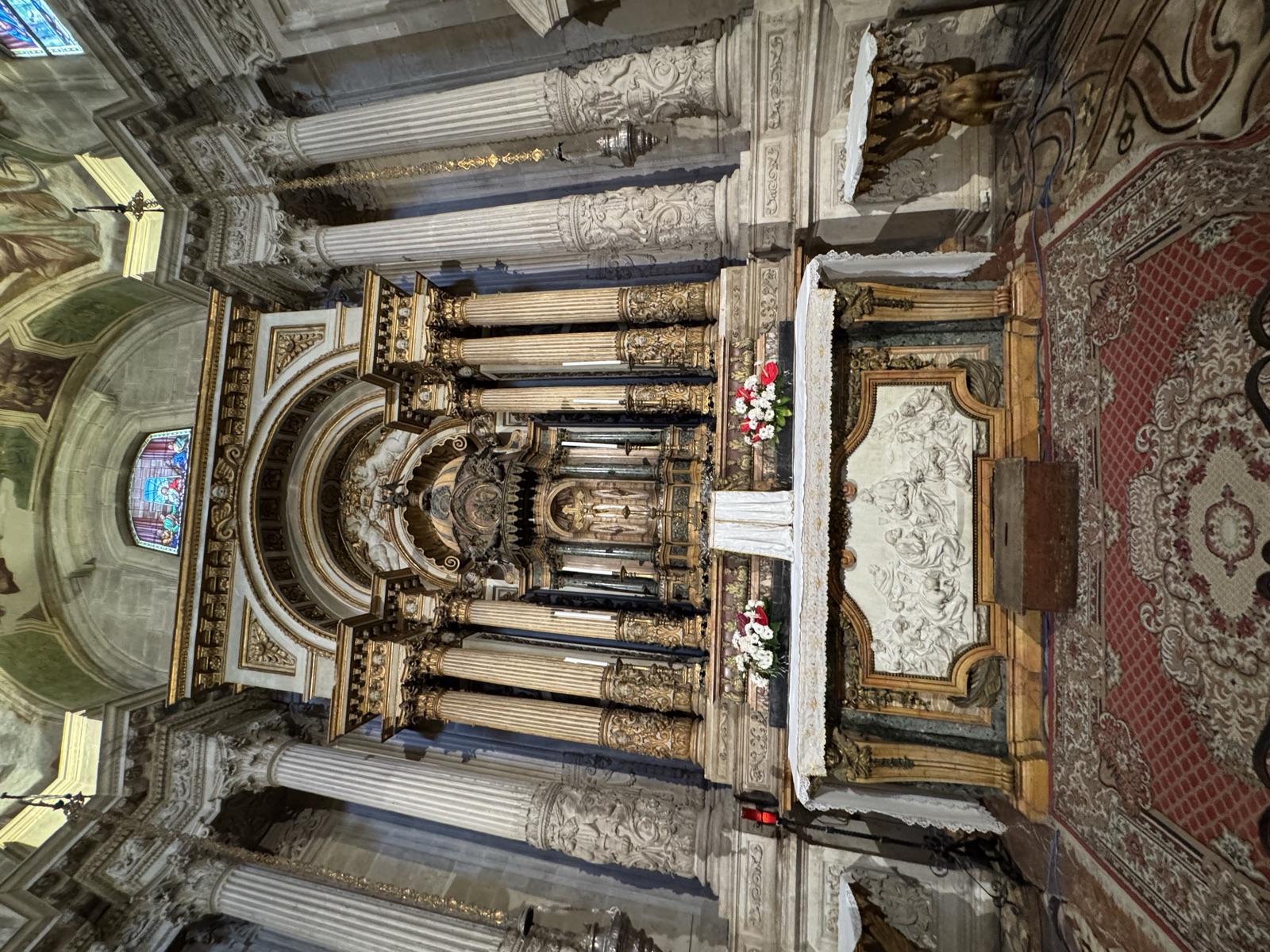 Dettaglio architettonico ravvicinato del ciborio in legno dorato di Luigi Vanvitelli del 1752 sull'altare maggiore della Cappella del SS Sacramento del Duomo di Siracusa