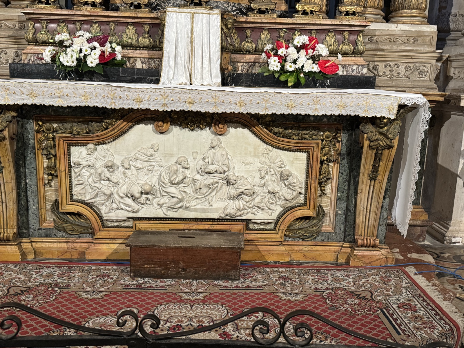 Paliotto marmoreo dell'altare maggiore della Cappella del Santissimo Sacramento del Duomo di Siracusa: bassorilievo dell'Ultima Cena scolpito da Filippo Della Valle nel 1762, con figure di Cristo e degli apostoli a tavola