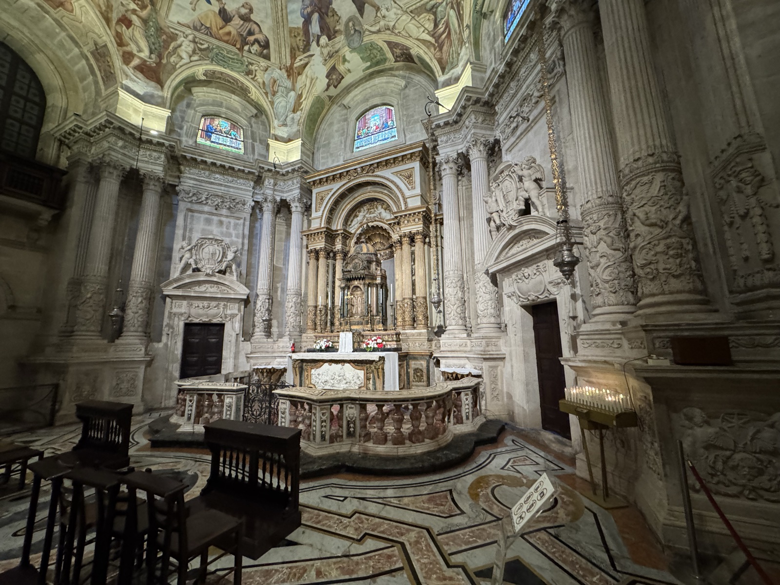 Vista d'insieme della Cappella del Santissimo Sacramento del Duomo di Siracusa con cupola affrescata da Agostino Scilla, altare maggiore architettonico e balaustra marmorea