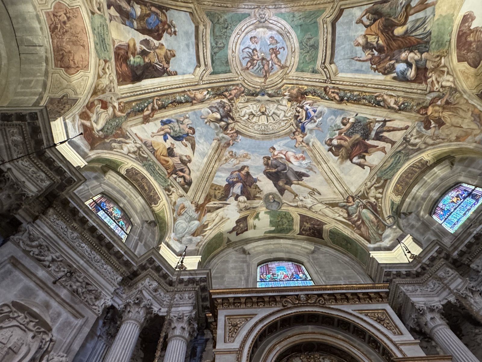 Volta affrescata da Agostino Scilla nel 1657-1658 con cinque scene tipologiche eucaristiche dell'Antico Testamento, al centro angeli con ostensorio, ai pennacchi le allegorie della Fede e della Speranza