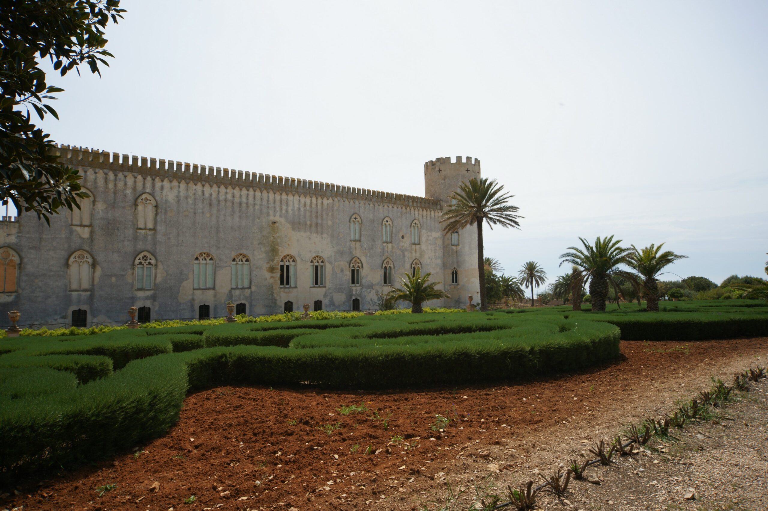 Il parco del Castello di Donnafugata con il labirinto in pietra.