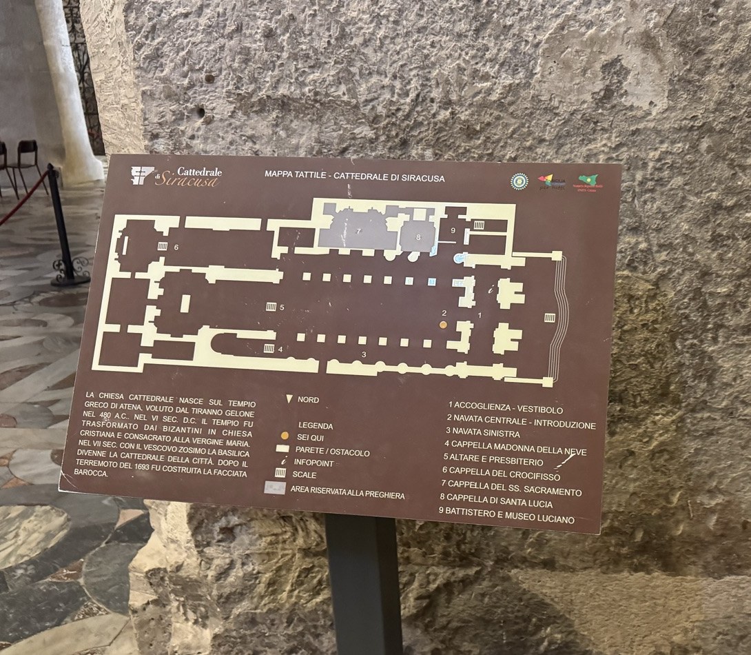 Mappa tattile in Braille della Cattedrale di Siracusa con planimetria a rilievo dell'intera chiesa: la legenda numerata indica la Cappella del Crocifisso al numero 6, accanto alla Cappella del SS. Sacramento (7) e a quella di Santa Lucia (8)