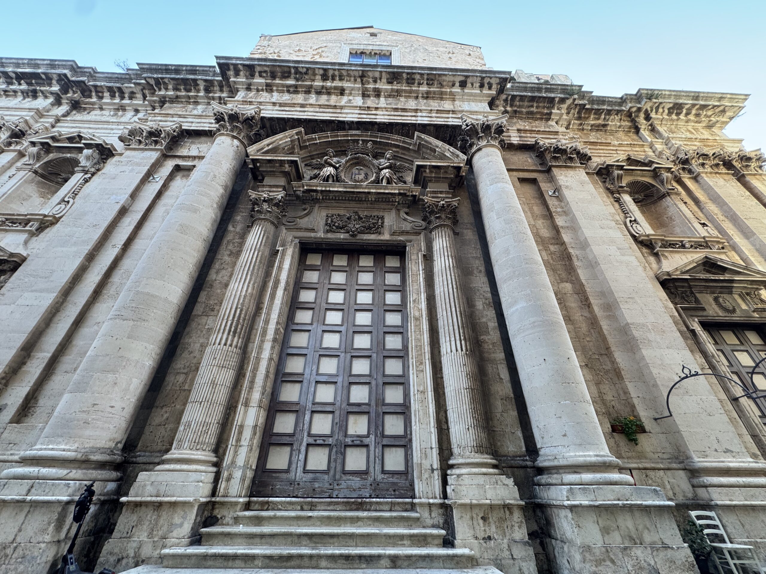 Vista grandangolare dal basso del portale principale della Chiesa del Collegio dei Gesuiti