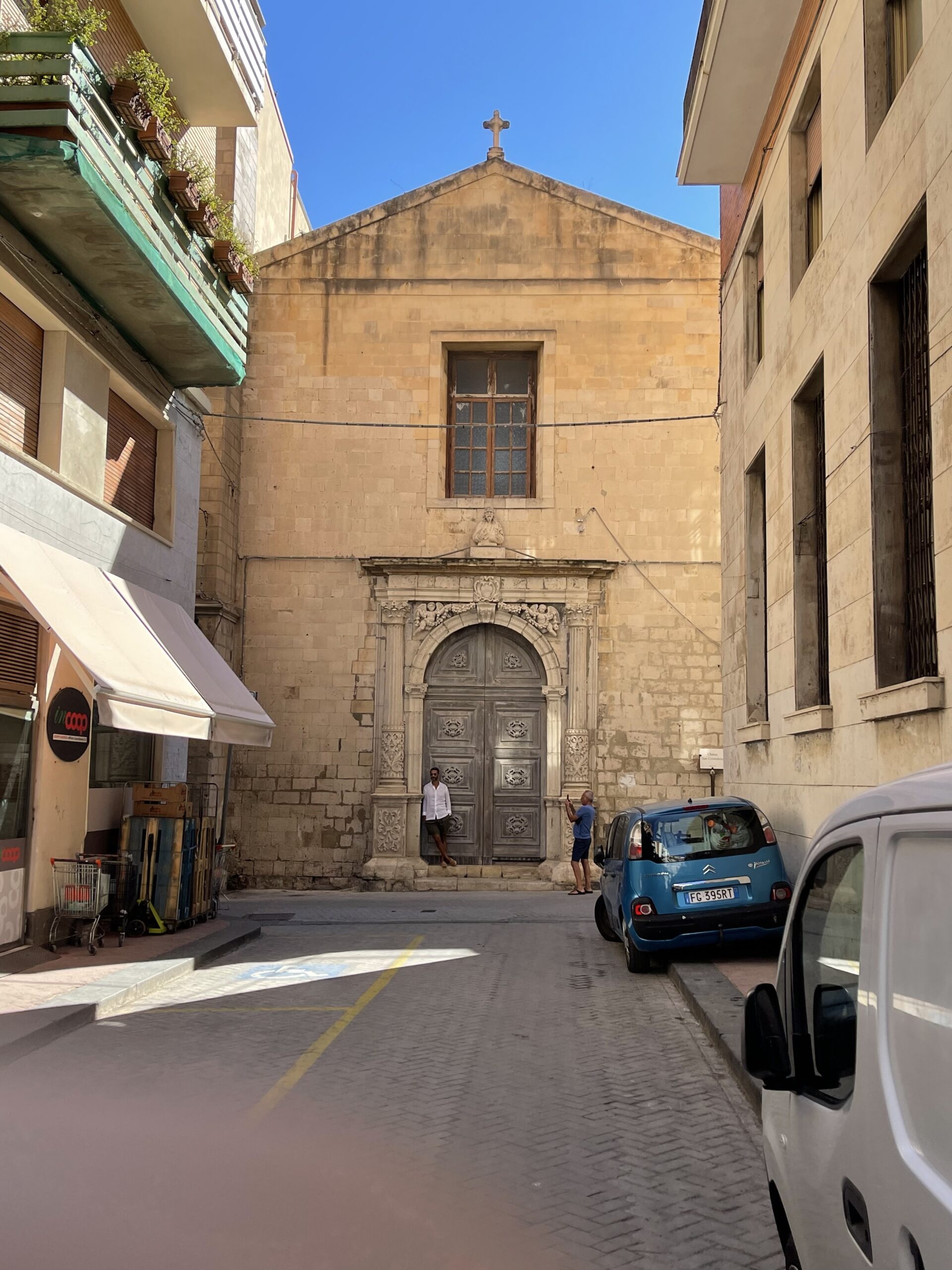 Facciata della chiesa di San Cristoforo a Siracusa con portale barocco e busto del santo