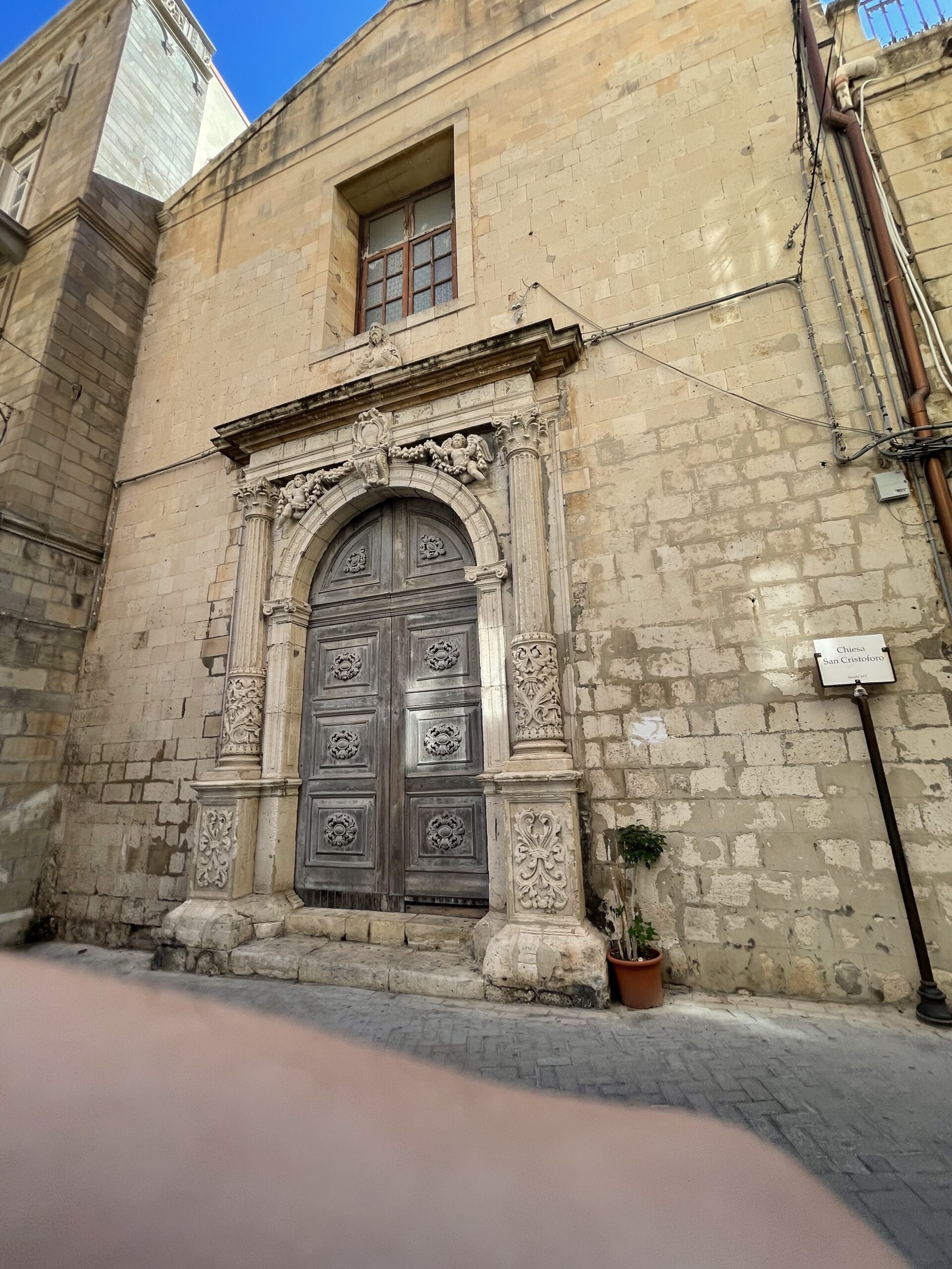 Ingresso principale della chiesa di San Cristoforo, preceduto da due gradini in pietra