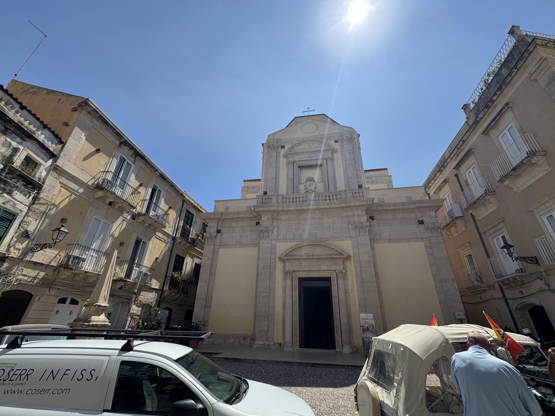 Veduta della facciata della Chiesa di San Filippo Apostolo dalla piazza, con gli edifici del rione Giudecca ai lati.