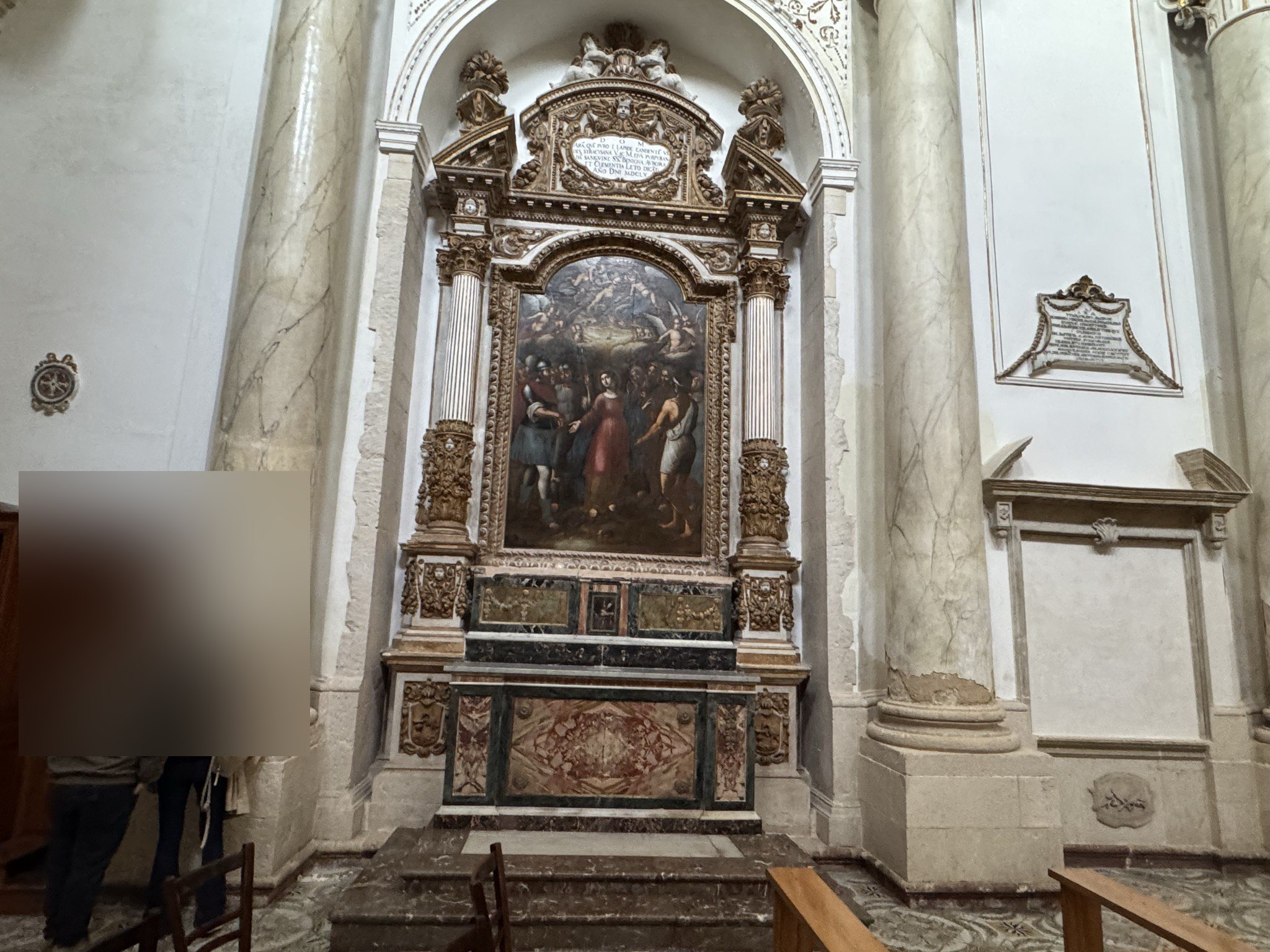 Altare laterale con pala raffigurante una scena evangelica con figure di apostoli e popolani, cornice barocca a volute e paliotto policromo.