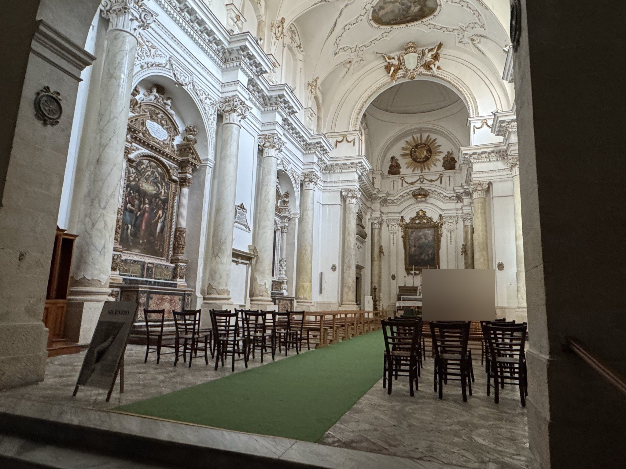 Scorcio dell'interno della chiesa di Santa Maria della Concezione dall'ingresso laterale sinistro, con il primo altare laterale e l'abside.