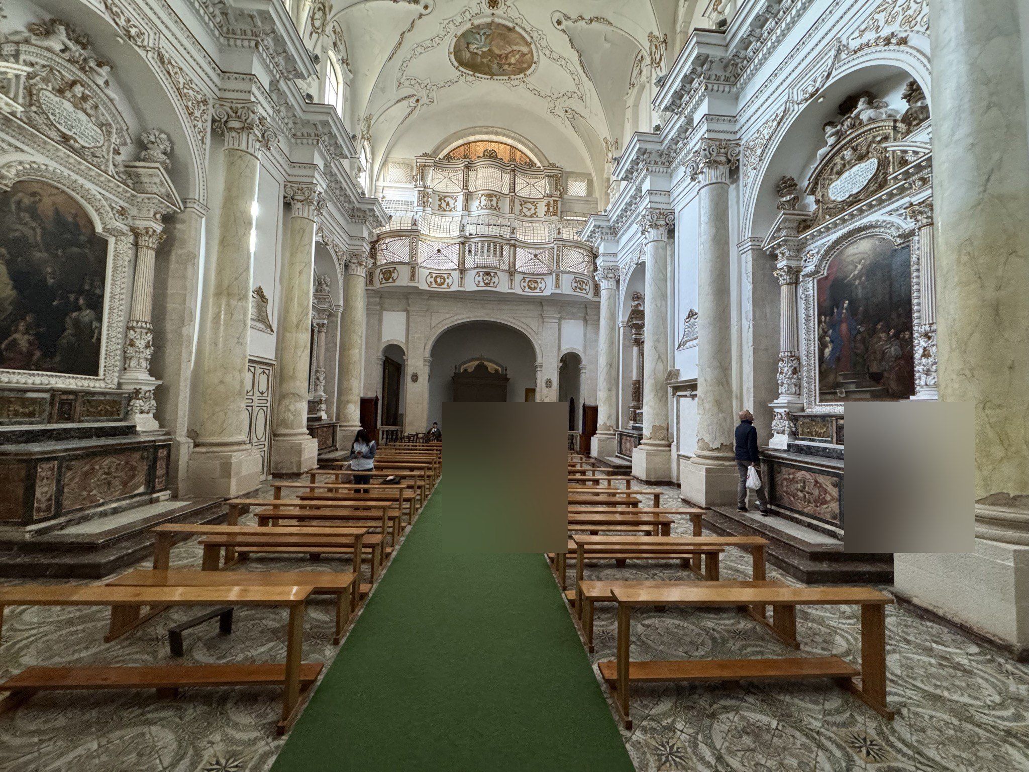 Vista della navata unica della chiesa di Santa Maria della Concezione verso la controfacciata, con la cantoria sopraelevata, gli altari laterali e le panche allineate.