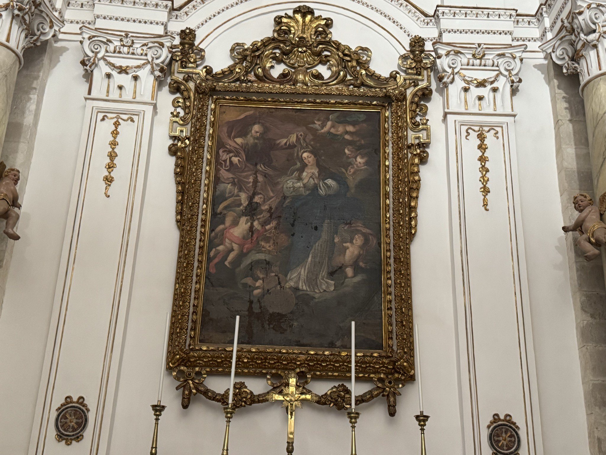 Pala dell'altare maggiore raffigurante l'Immacolata Concezione tra angeli e putti, all'interno di una cornice intagliata barocca dorata.