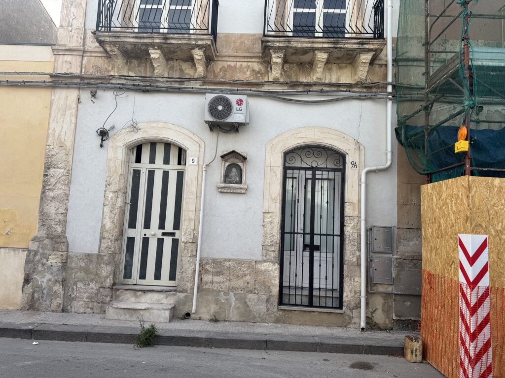 Contesto urbano dell'edicola votiva sul prospetto del palazzetto al civico 9 di Riviera Dionisio il Grande, Borgata Santa Lucia