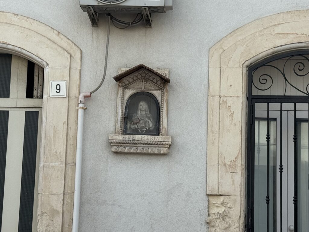 Vista frontale dell'edicola votiva del Cuore Immacolato di Maria con iscrizione «Ave Maria» sulla Riviera Dionisio il Grande nella Borgata di Santa Lucia, Siracusa