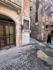 L'edicola della Madonna della Catena al cantonale di via Dione 27 con via Vincenzo Mirabella, con la pavimentazione in basole tipica di Ortigia