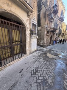 Vista contestuale dell'edicola della Madonna della Catena all'angolo tra via Dione e via Vincenzo Mirabella nel quartiere Spirduta di Ortigia