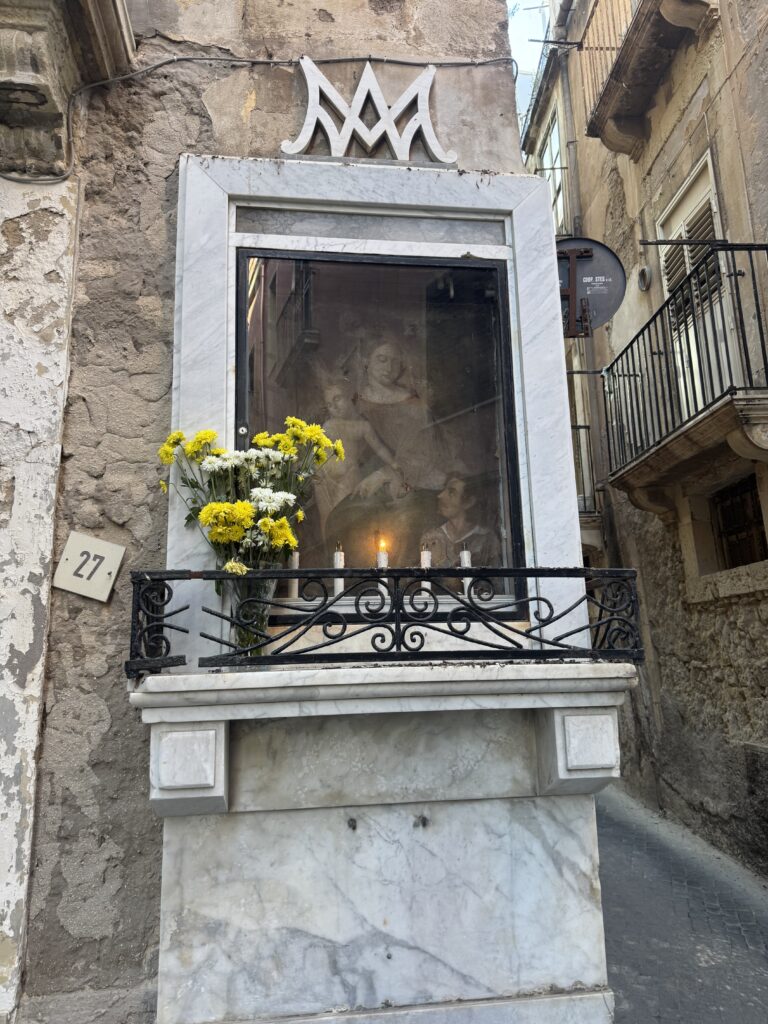 L'edicola votiva della Madonna della Catena al civico 27 di via Dione, Ortigia