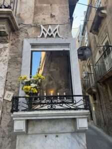 Edicola della Madonna della Catena vista in prospettiva dal lato di via Mirabella, con il monogramma mariano e la balaustra in ferro battuto