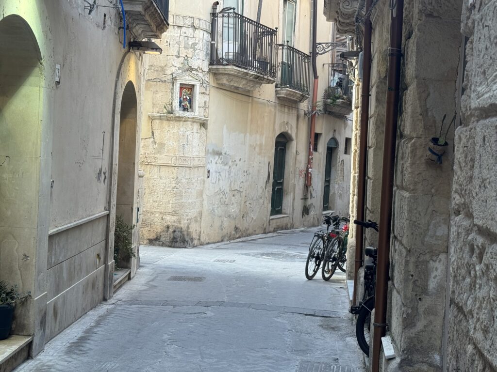Vista del cantonale fra via Dione e via dell'Apollonion con l'edicola inserita nell'angolo di pietra