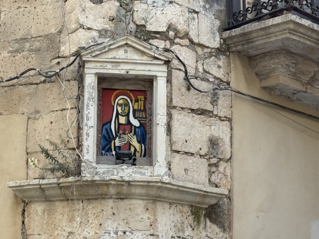 Edicola votiva della Madonna delle Lacrime dipinta da Salvatore Accolla, cantonale via Dione e via dell'Apollonion, Ortigia