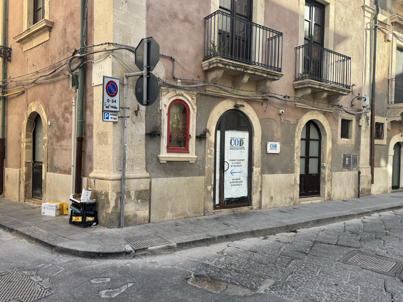 Cantonale est di via della Maestranza con via Vittorio Veneto a Ortigia, anticamente via Gelone, con l'edicola votiva di Santa Lucia visibile sul palazzo angolare