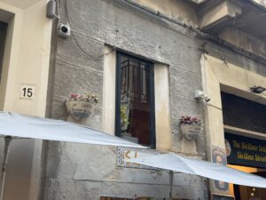 Vista architettonica dell'edicola votiva al civico 15 di via Cavour, con il numero civico visibile sulla sinistra