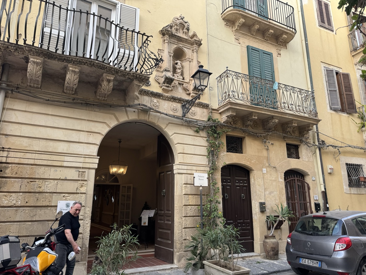 Palazzo Russo in via Vittorio Veneto 22 a Ortigia, con portone centrale e edicola votiva di Santa Lucia visibile fra i due balconi del piano nobile