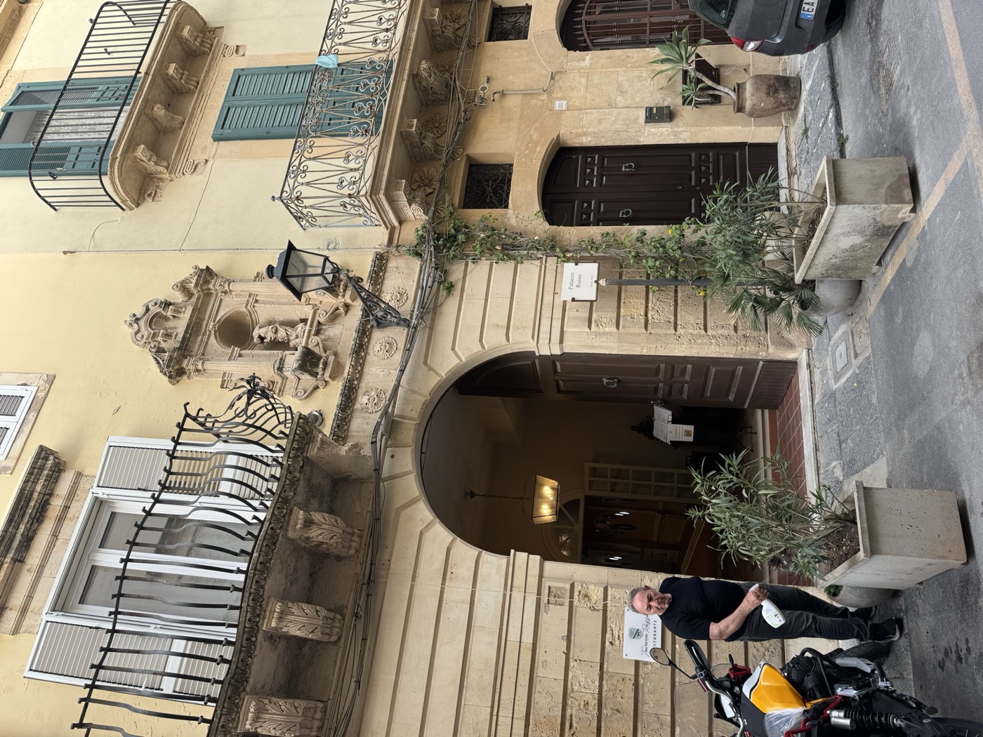 Vista laterale di Palazzo Russo in via Vittorio Veneto 22 Ortigia, con balconi a panza barocchi e edicola di Santa Lucia visibile in alto sopra il portone principale