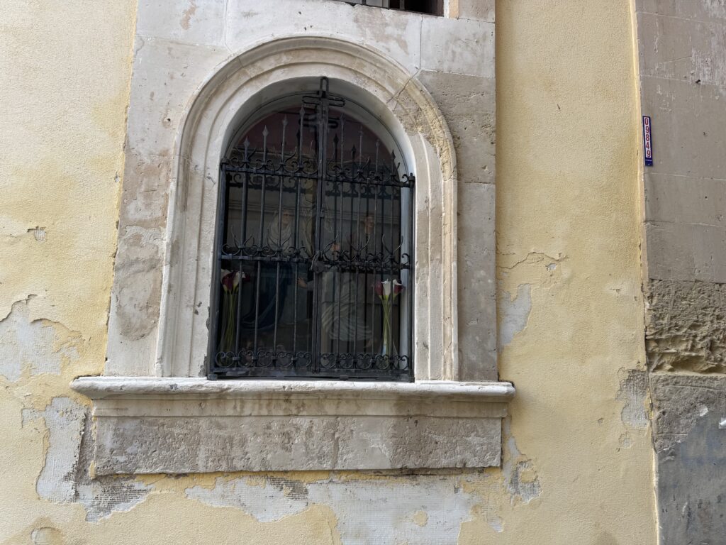 L'edicola votiva del Santissimo Crocifisso al civico 74 di via del Crocefisso, Ortigia