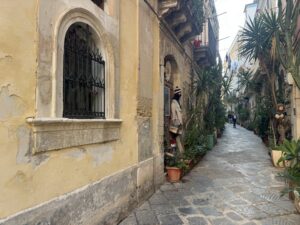 Via del Crocifisso a Ortigia con l'edicola votiva del Crocifisso al numero 74, vista verso la Giudecca