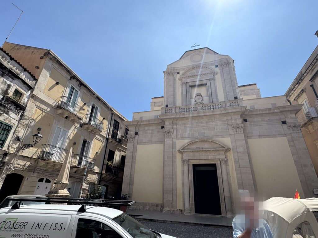 Facciata barocca a due ordini della Chiesa di San Filippo Apostolo, in conci di pietra calcarea chiara, con portale timpanato e finestrone centrale murato sormontato dallo stemma della confraternita.