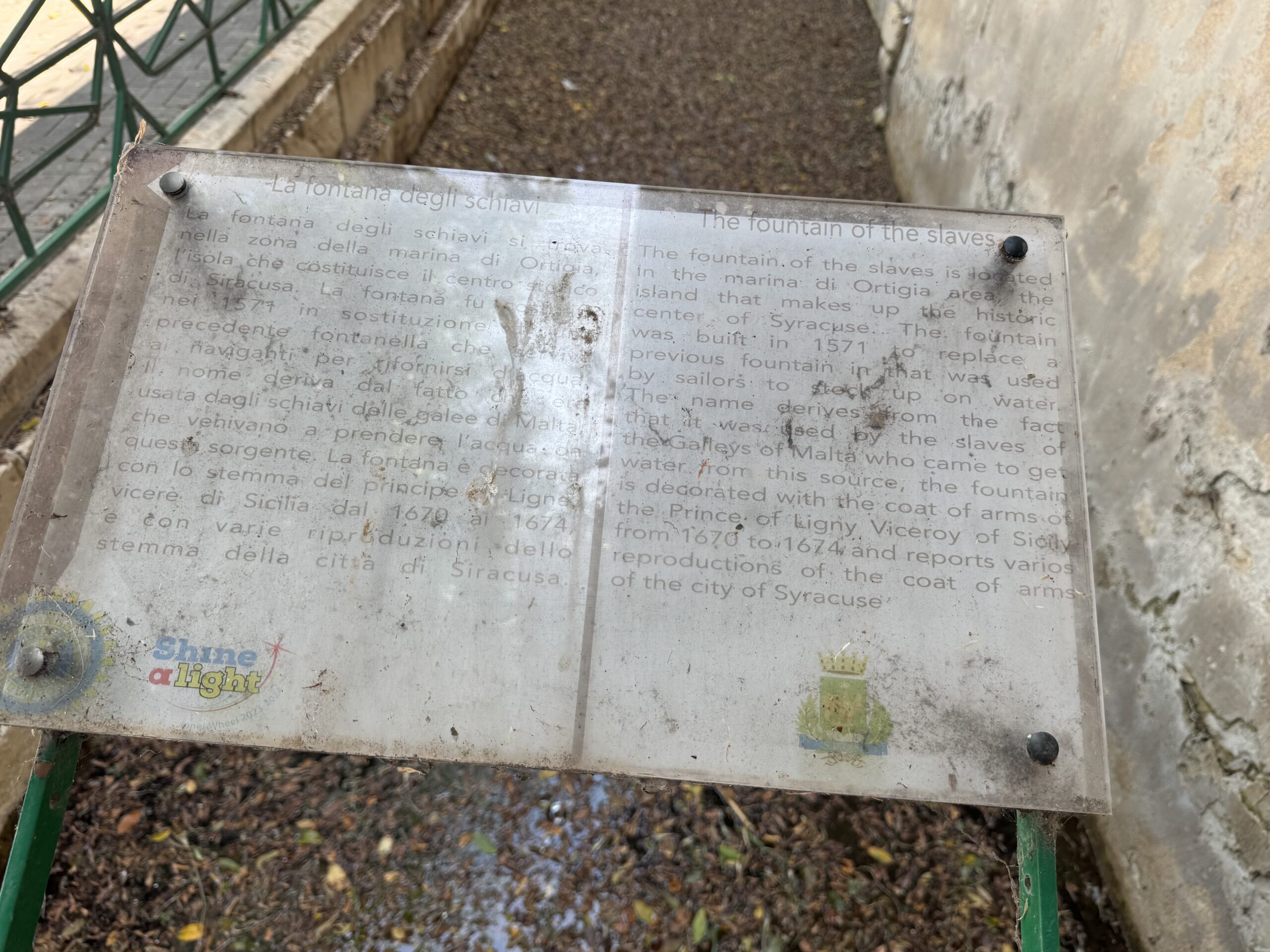 Pannello illustrativo bilingue, in parte sbiadito, collocato accanto alla Fontana degli Schiavi sul Foro Italico.